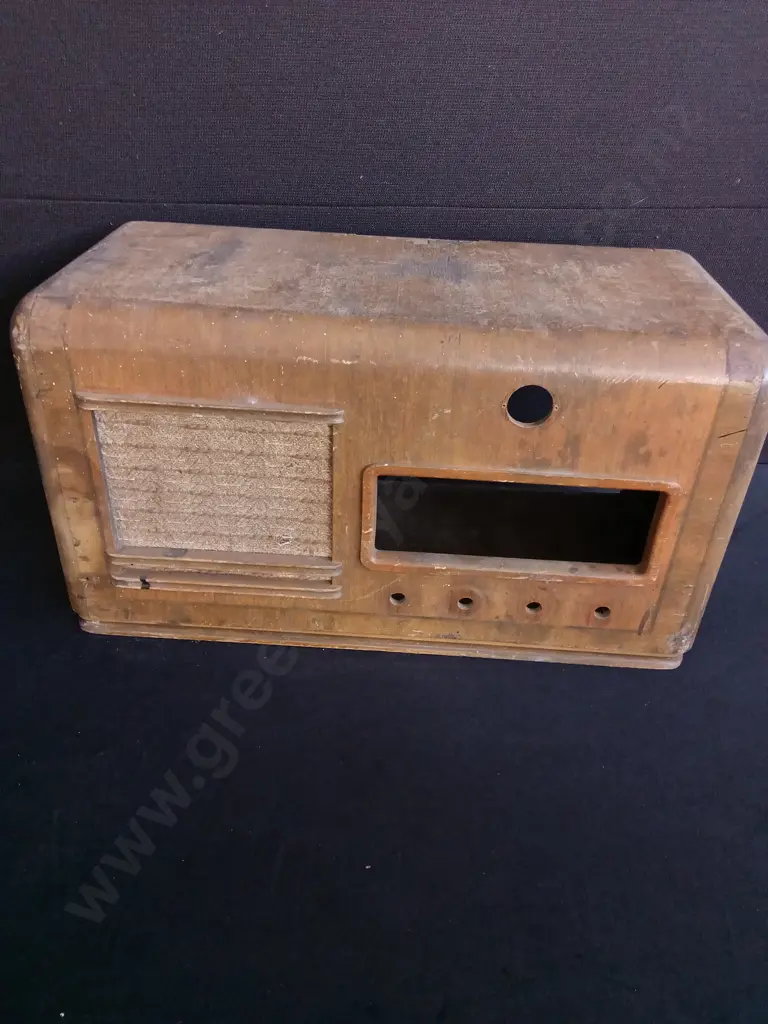 VINTAGE WOODEN RADIO CABINET Image 1++