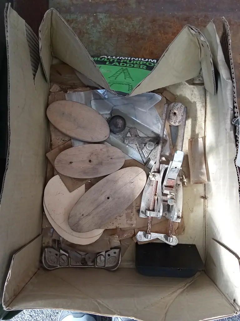 BOX MIX OF ANTIQUE WOODWORKING TOOLS Image 1++