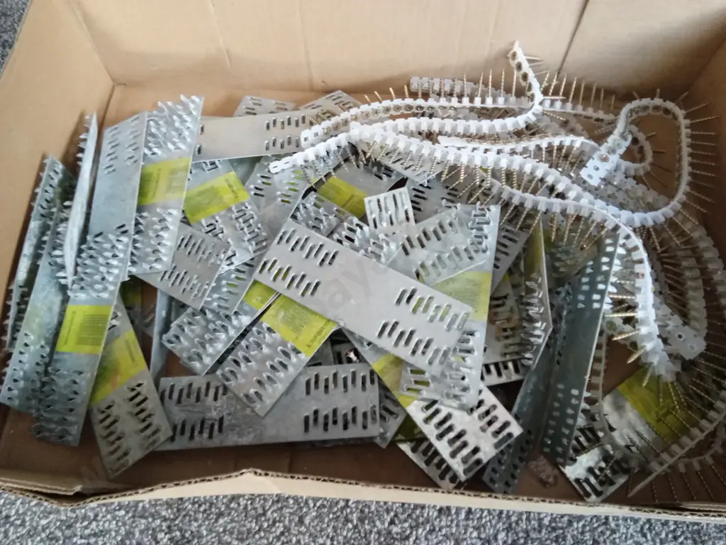 BOX OF CONNECTOR PLATES AND SCREWS Image 1++