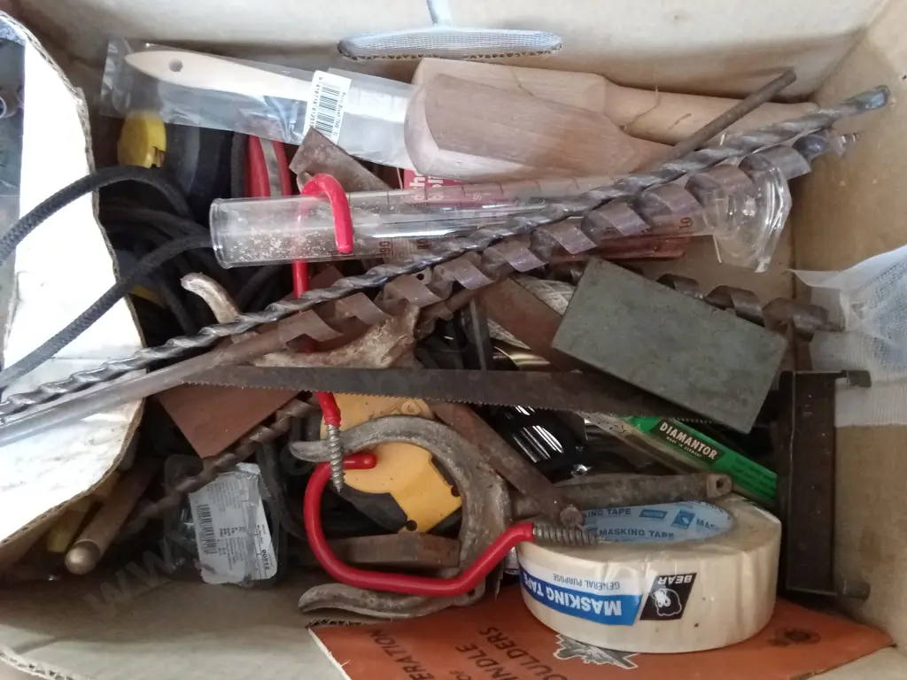 BOX OF ASSORTED HARDWARE Image 1++