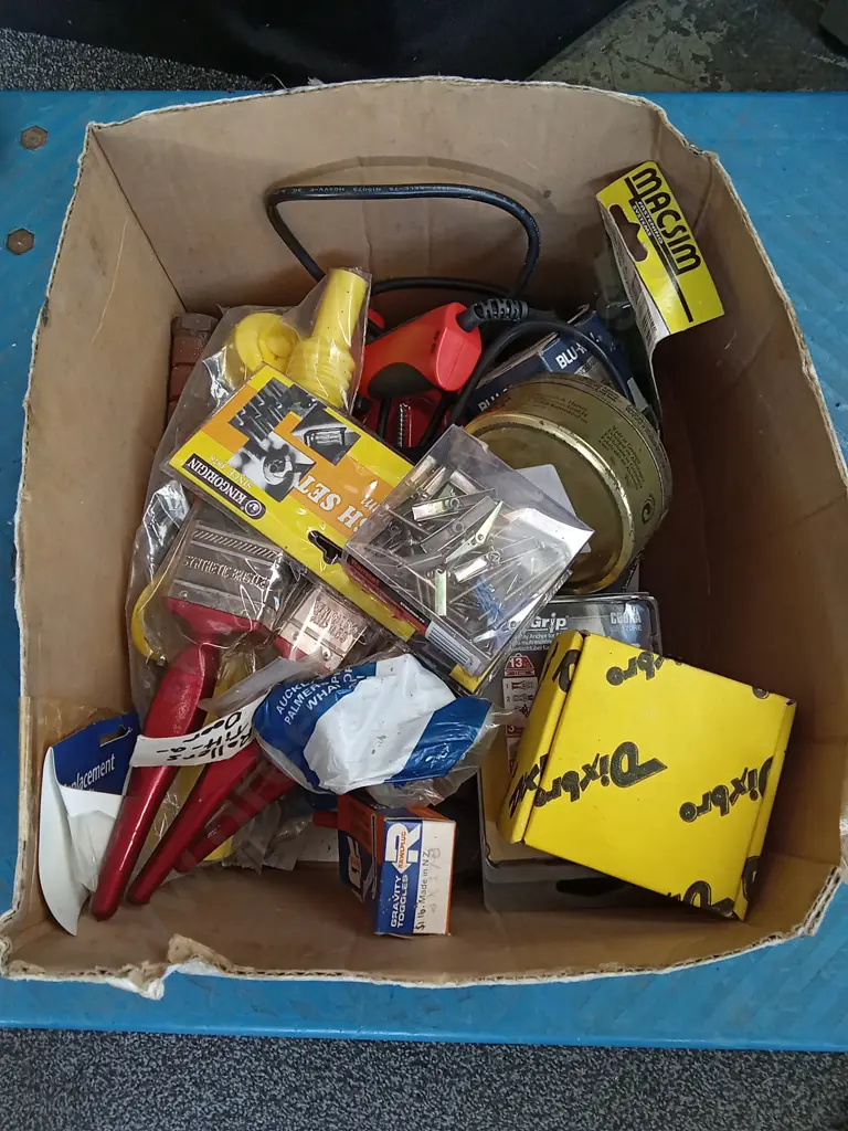 BOX MIX OF TOOLS AND HARDWARE Image 1++