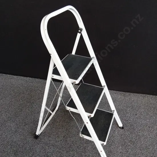 STEP LADDER