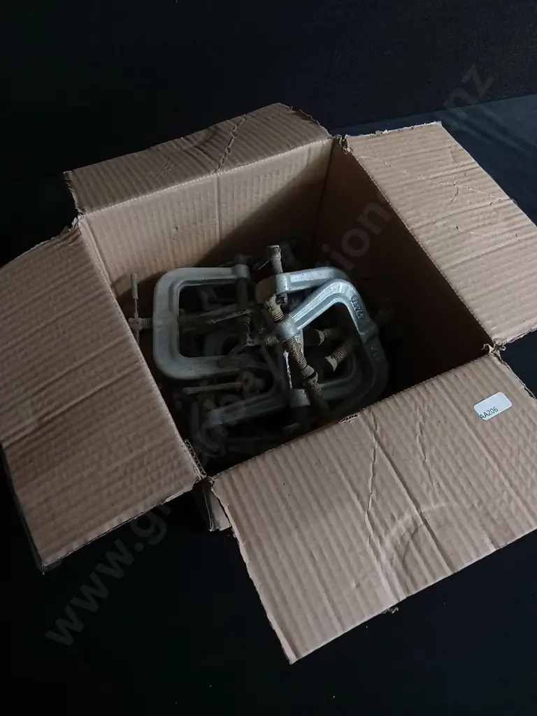 BOX OF EDGE CLAMPS Image 1++