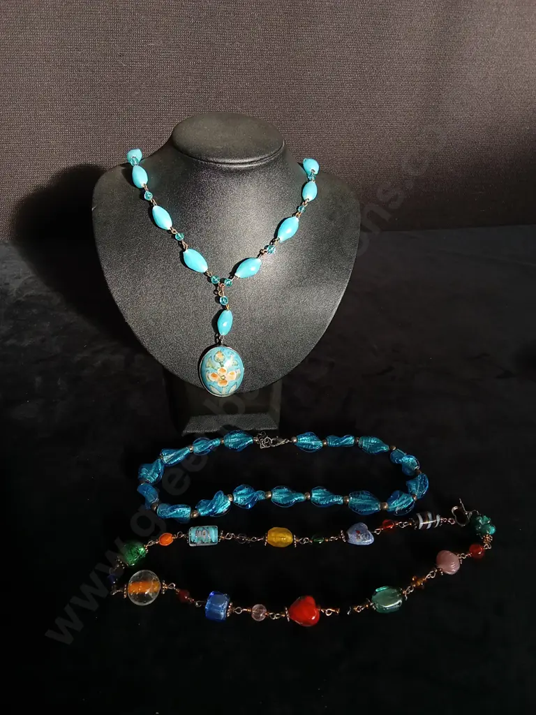 3 PIECES OF COSTUME JEWELLERY Image 1++