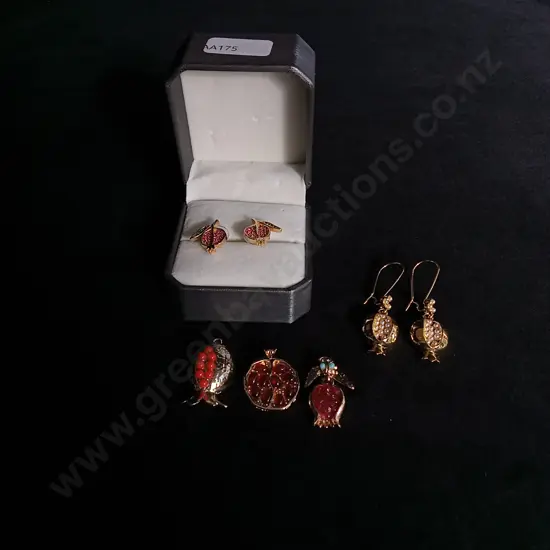COLLECTION OF POMEGRANATE JEWELLERY, 2 PAIRS OF EARRINGS AND 3 PENDANTS