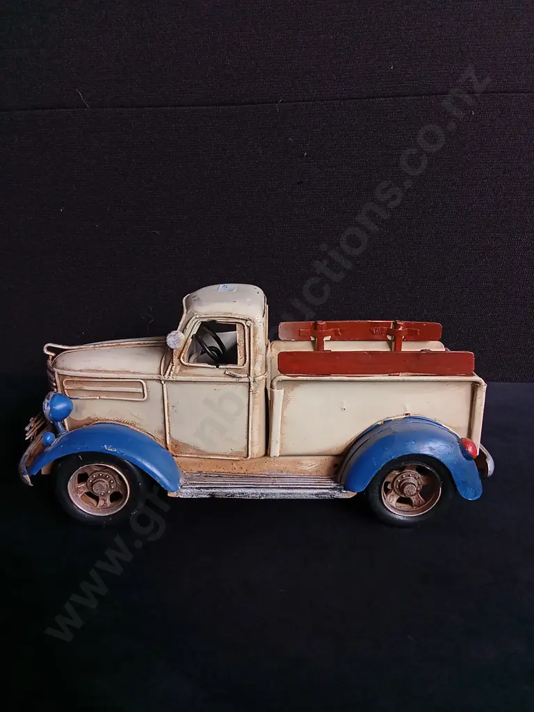 PAIR OF METAL VINTAGE TRUCK MODELS Image 1++