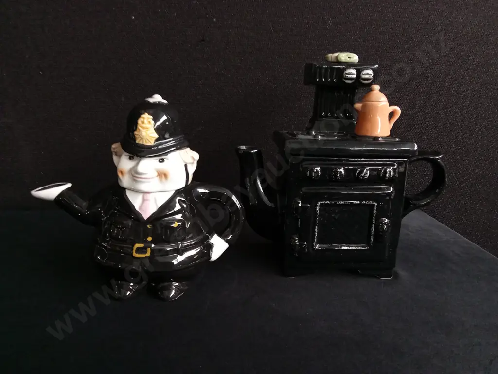 PAIR OF VINTAGE NOVELTY TEAPOTS, BRITISH BOBBY POLICEMAN AND RETRO KITCHEN STOVE Image 1++