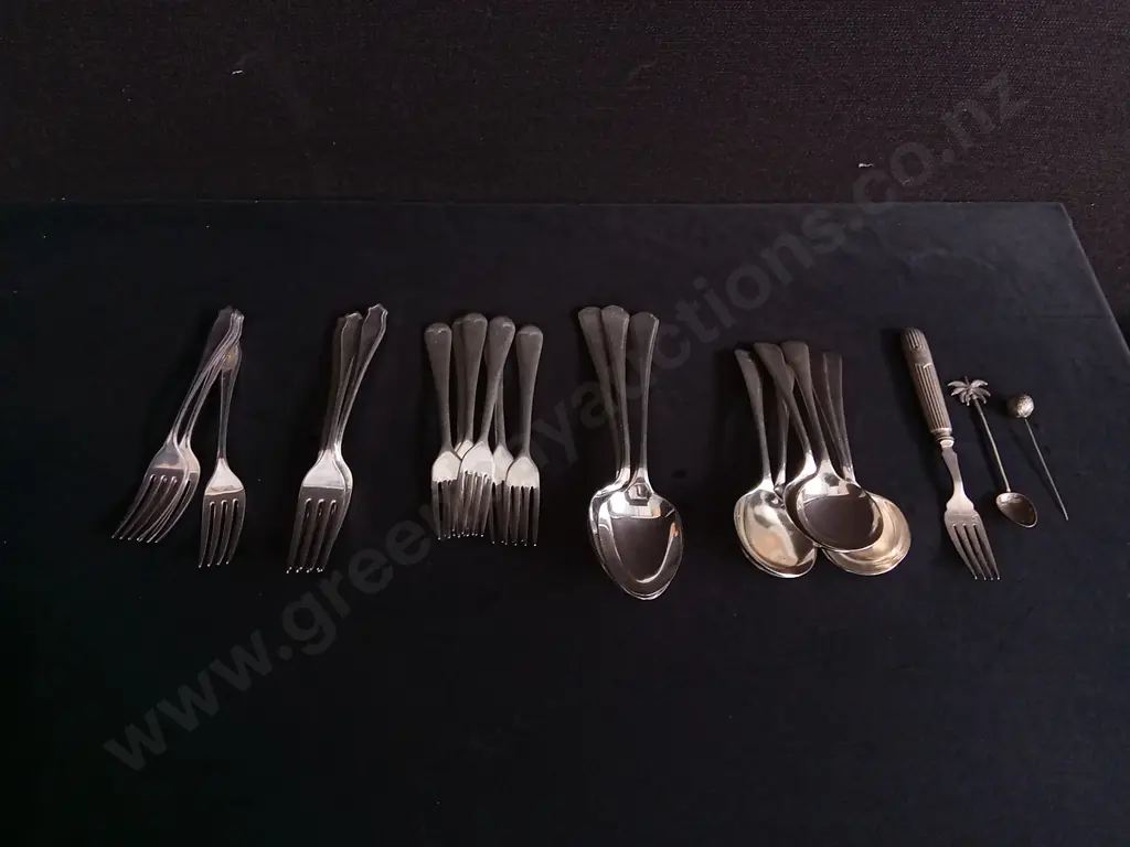 MIX OF VINTAGE SILVER PLATED AND STERLING SILVER CUTLERY Image 1++
