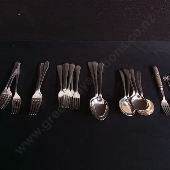 MIX OF VINTAGE SILVER PLATED AND STERLING SILVER CUTLERY