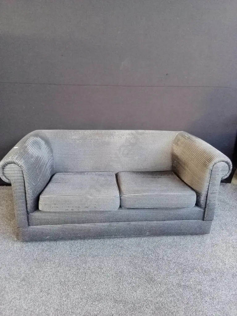 2 SEATER GREY FABRIC COUCH Image 1++