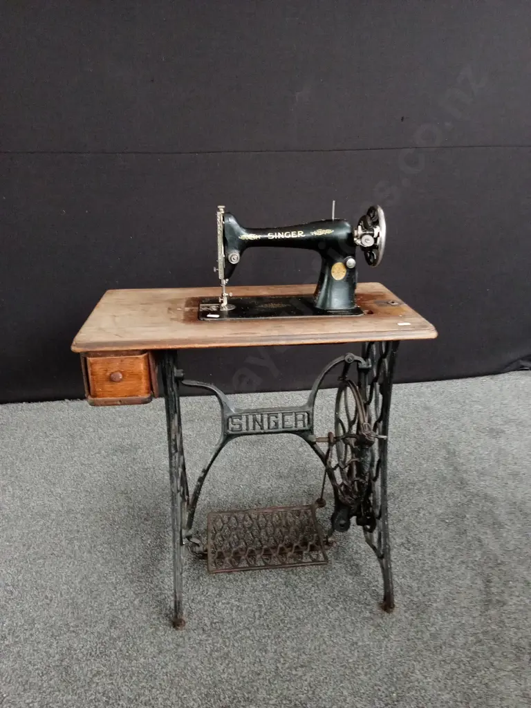 ANTIQUE SINGER TREADLE SEWING MACHINE Image 1++
