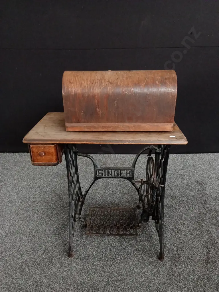 ANTIQUE SINGER TREADLE SEWING MACHINE Image 1++