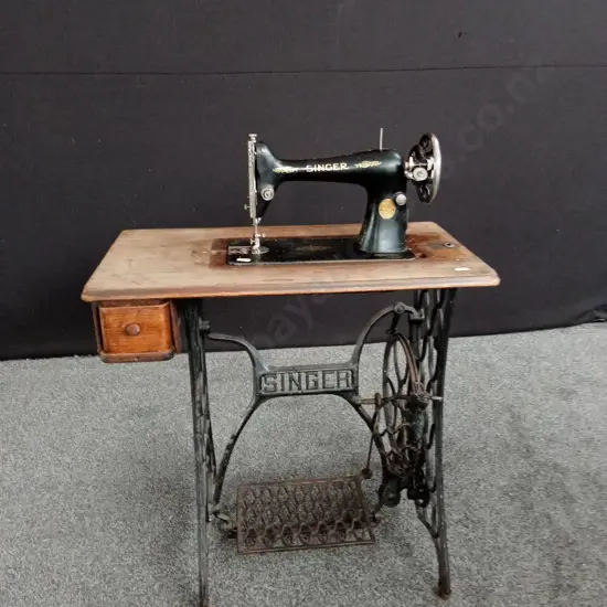 ANTIQUE SINGER TREADLE SEWING MACHINE