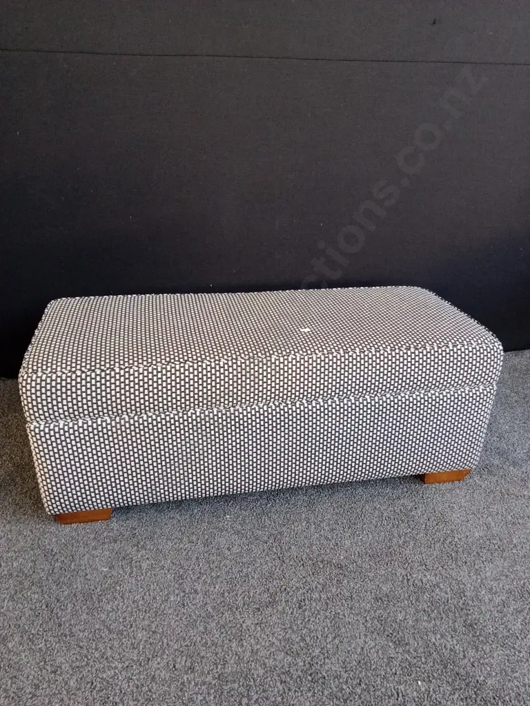 UPHOLSTERED BENCH L1.1M D45CM H44CM Image 1++