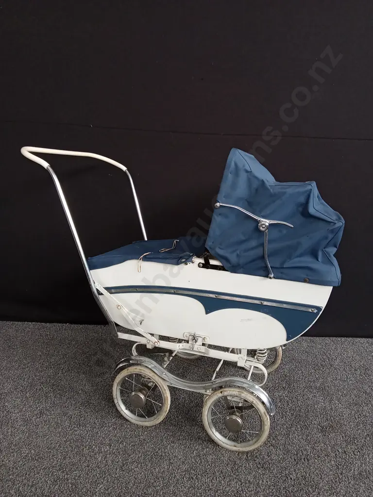 VINTAGE CONVERTIBLE PRAM Image 1++