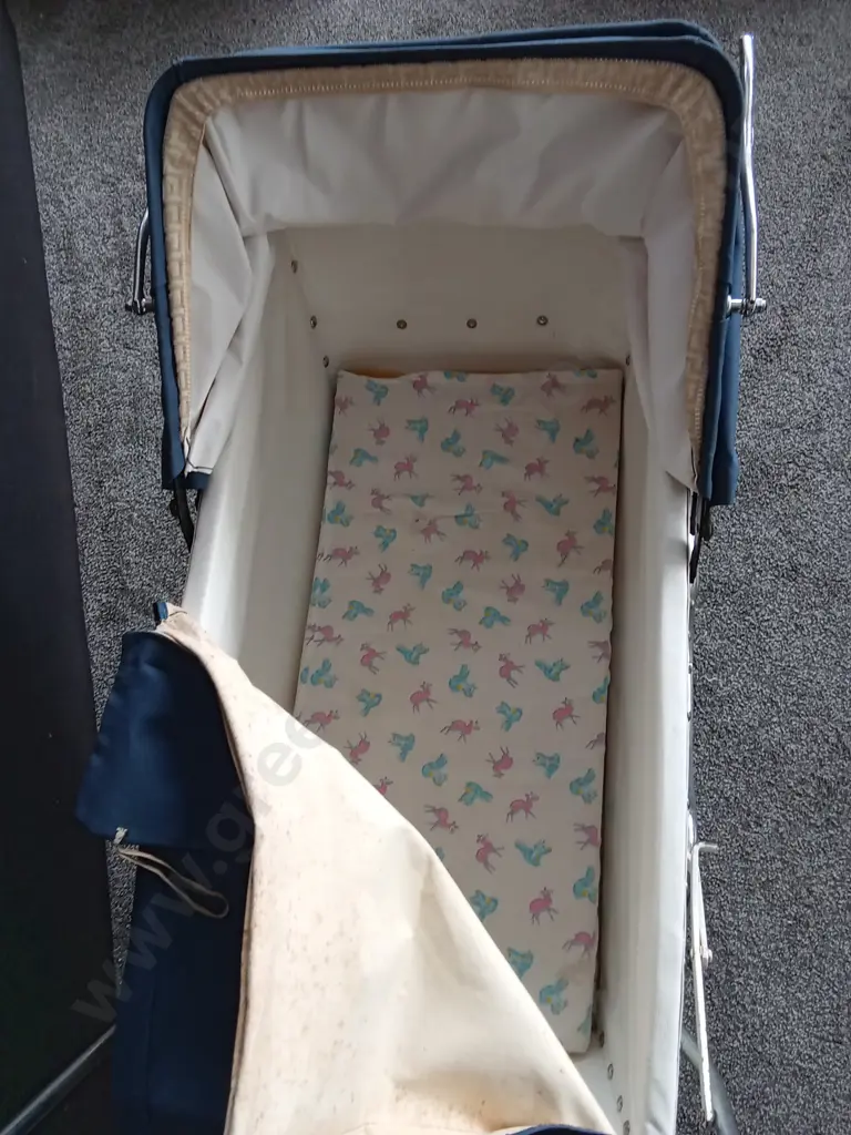VINTAGE CONVERTIBLE PRAM Image 1++