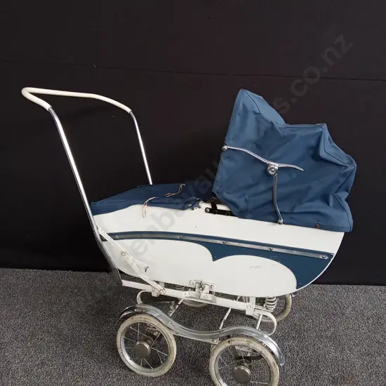 VINTAGE CONVERTIBLE PRAM