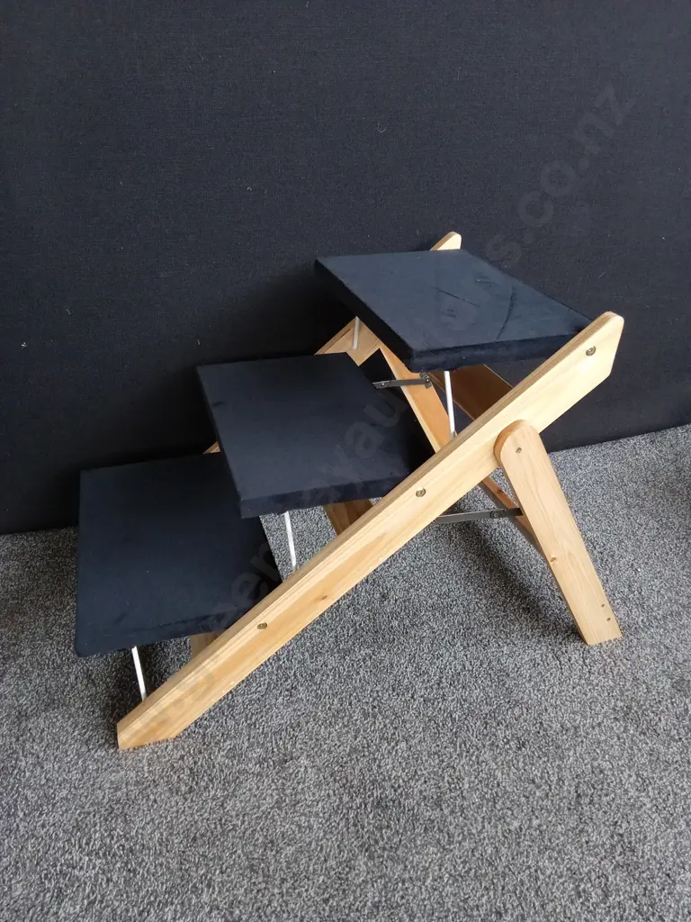PORTABLE THREE-STEP WOODEN PET STAIRS Image 1++