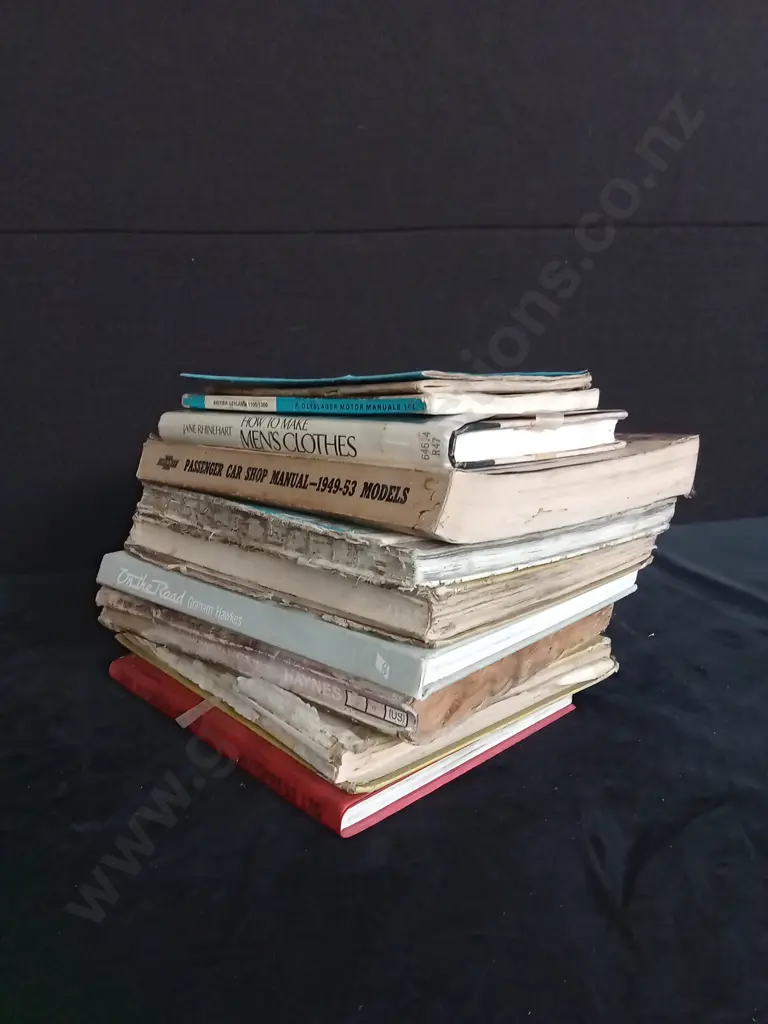 COLLECTION OF VINTAGE CAR BOOKS Image 1++