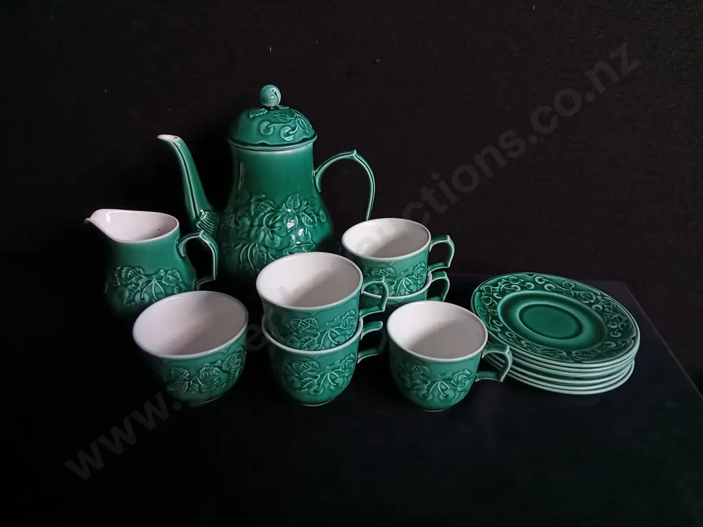 VINTAGE 14 PIECE CELTIC CERAMICS GREEN RELIEF TEA SET Image 1++