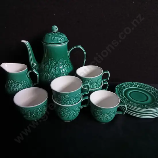 VINTAGE 14 PIECE CELTIC CERAMICS GREEN RELIEF TEA SET