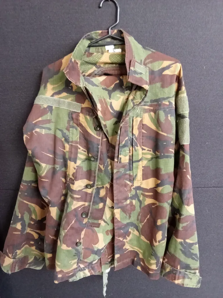 CAMOUFLAGE JACKET AND PANTS SIZE SMALL Image 1++