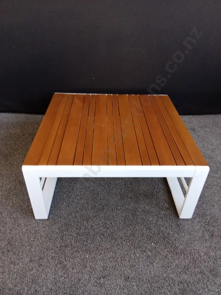 3 PIECE OUTDOOR COUCH AND TABLE SET Image 1++