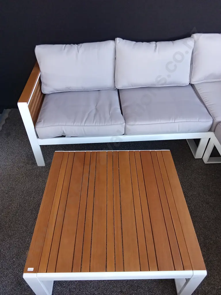 3 PIECE OUTDOOR COUCH AND TABLE SET Image 1++
