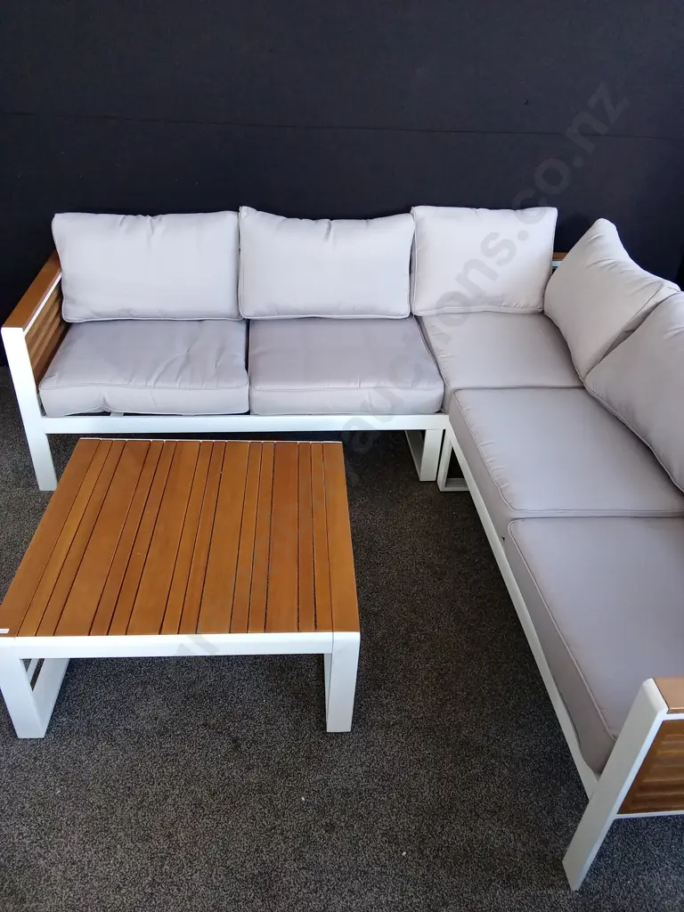 3 PIECE OUTDOOR COUCH AND TABLE SET Image 1++