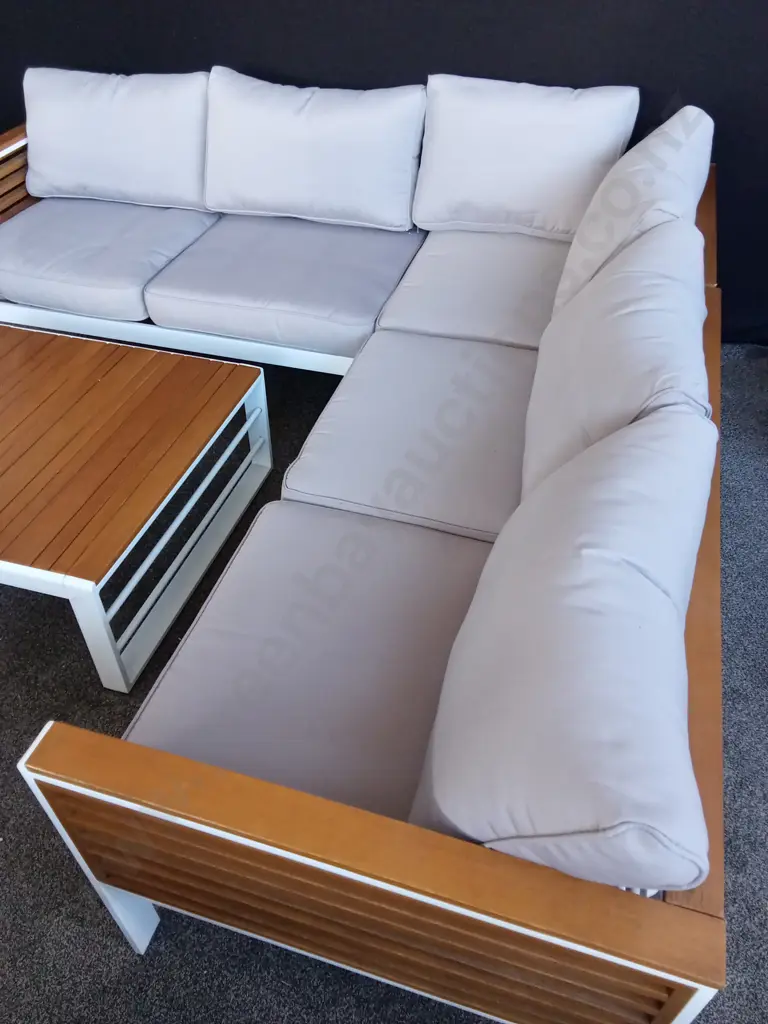 3 PIECE OUTDOOR COUCH AND TABLE SET Image 1++