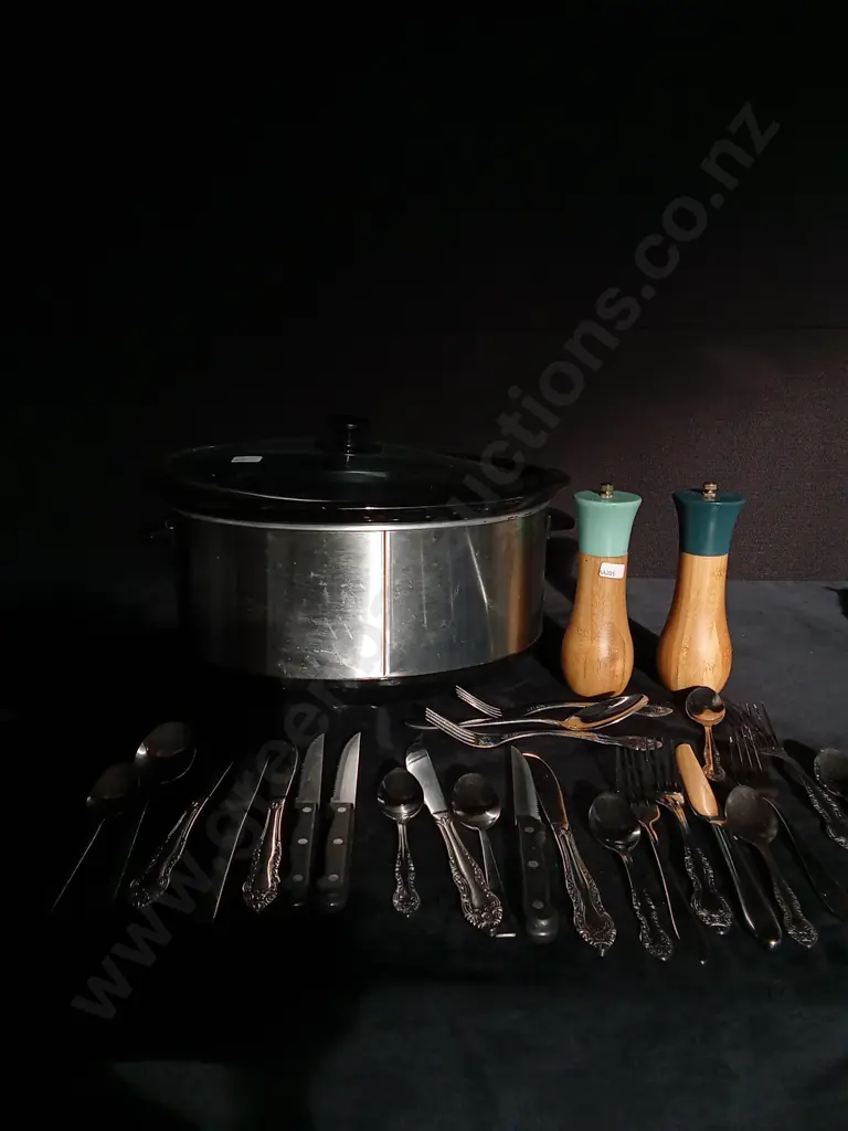 CUTLERY SET SALT AND PEPPER SHAKERS AND A SLOW COOKER Image 1++