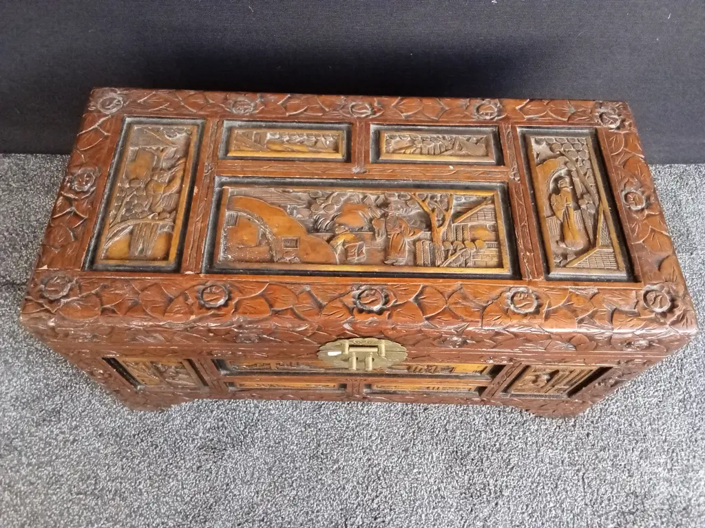 VINTAGE CHINESE CAMPHOR WOODEN CARVED CHEST L68CM H34CM D33CM Image 1++