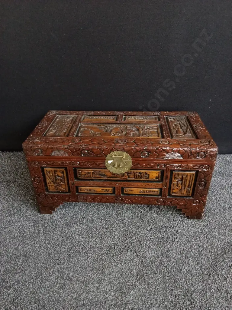 VINTAGE CHINESE CAMPHOR WOODEN CARVED CHEST L68CM H34CM D33CM Image 1++