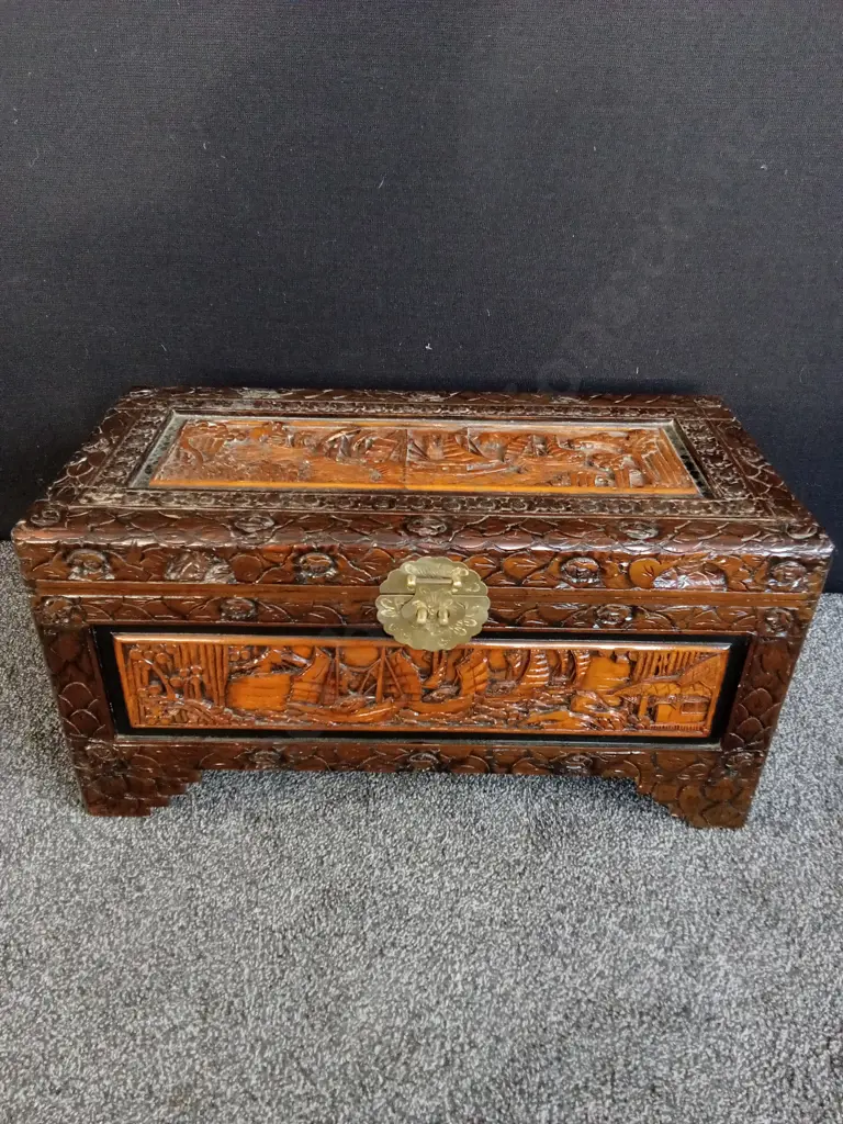 VINTAGE CHINESE CAMPHOR WOODEN CARVED CHEST L70CM D33CM H35CM Image 1++