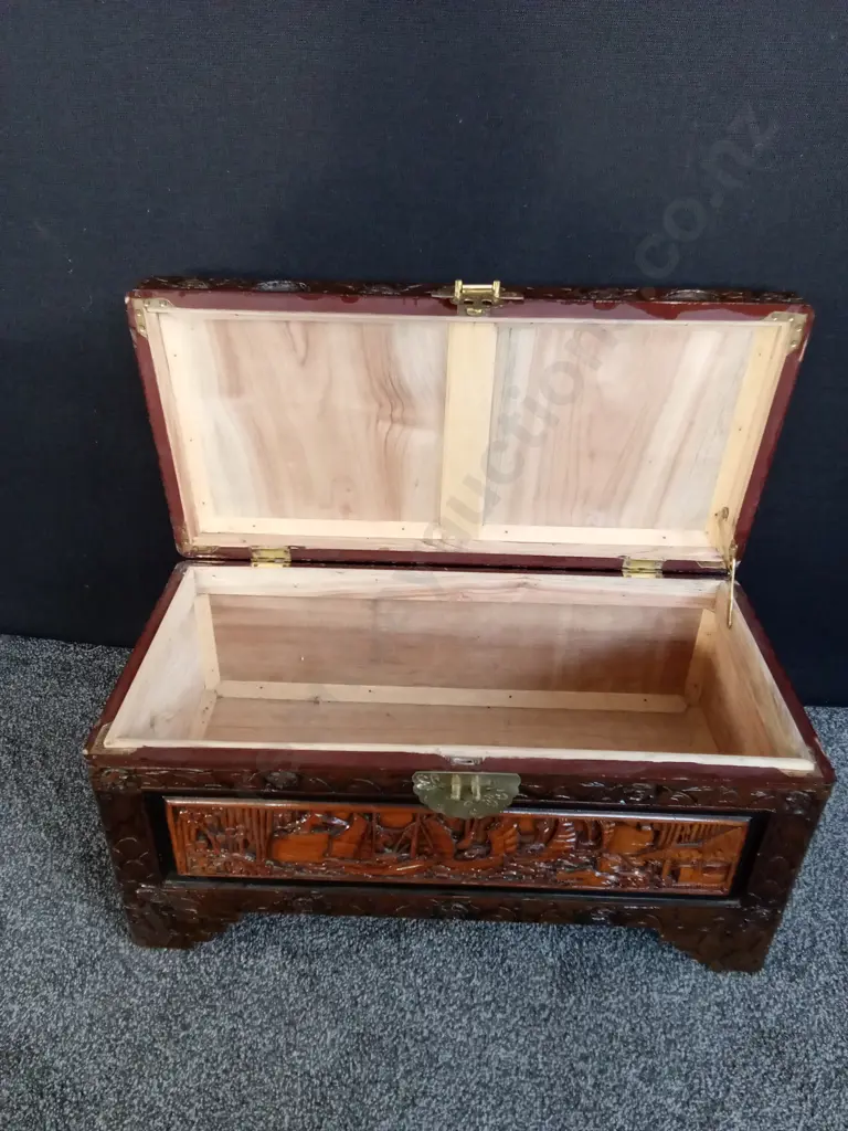 VINTAGE CHINESE CAMPHOR WOODEN CARVED CHEST L70CM D33CM H35CM Image 1++