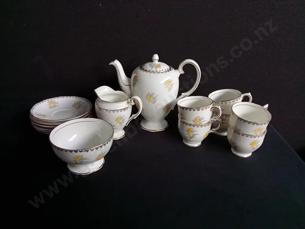 VINTAGE 15 PIECE SALISBURY BONE CHINA TEA AND COFFEE SET Image 1++