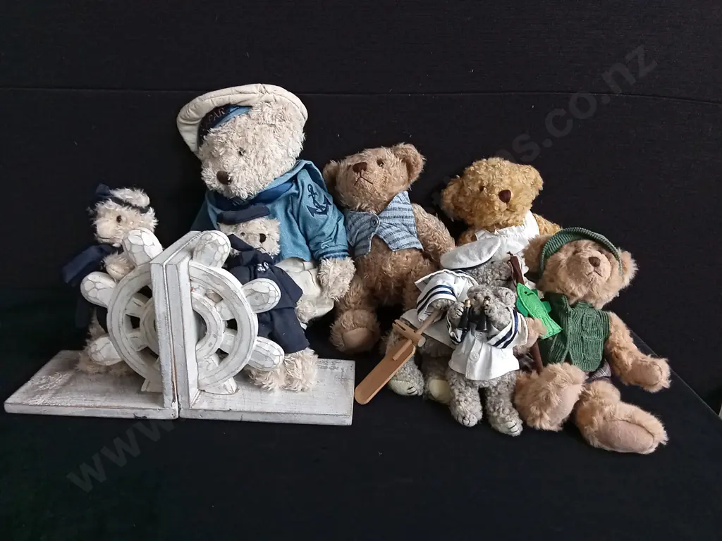 COLLECTION OF VINTAGE NAUTICAL THEMED STYFFED BEARS. INCLUDING BOYD'S BEARS + ACCESSORIES AND BOOK ENDS Image 1++