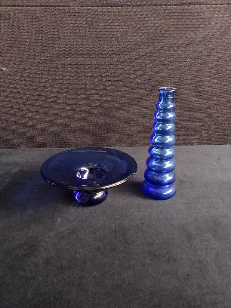2 PIECES COBALT BLUE ART GLASS ITEMS, TALLEST H 16.5 CM Image 1++