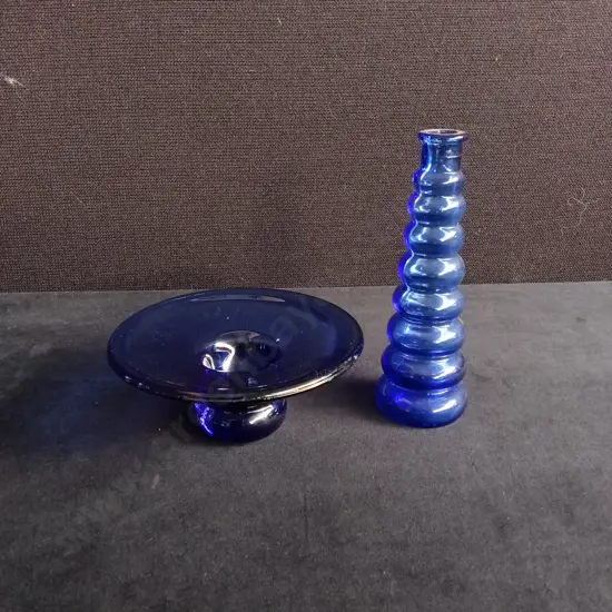 2 PIECES COBALT BLUE ART GLASS ITEMS, TALLEST H 16.5 CM