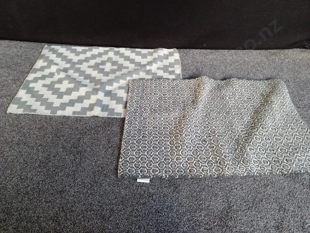 2 SMALL FLOOR RUGS Image 1++