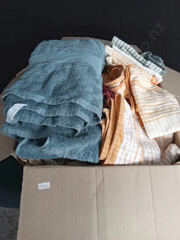 BOX OF TOWELS AND TEATOWELS Image 1++