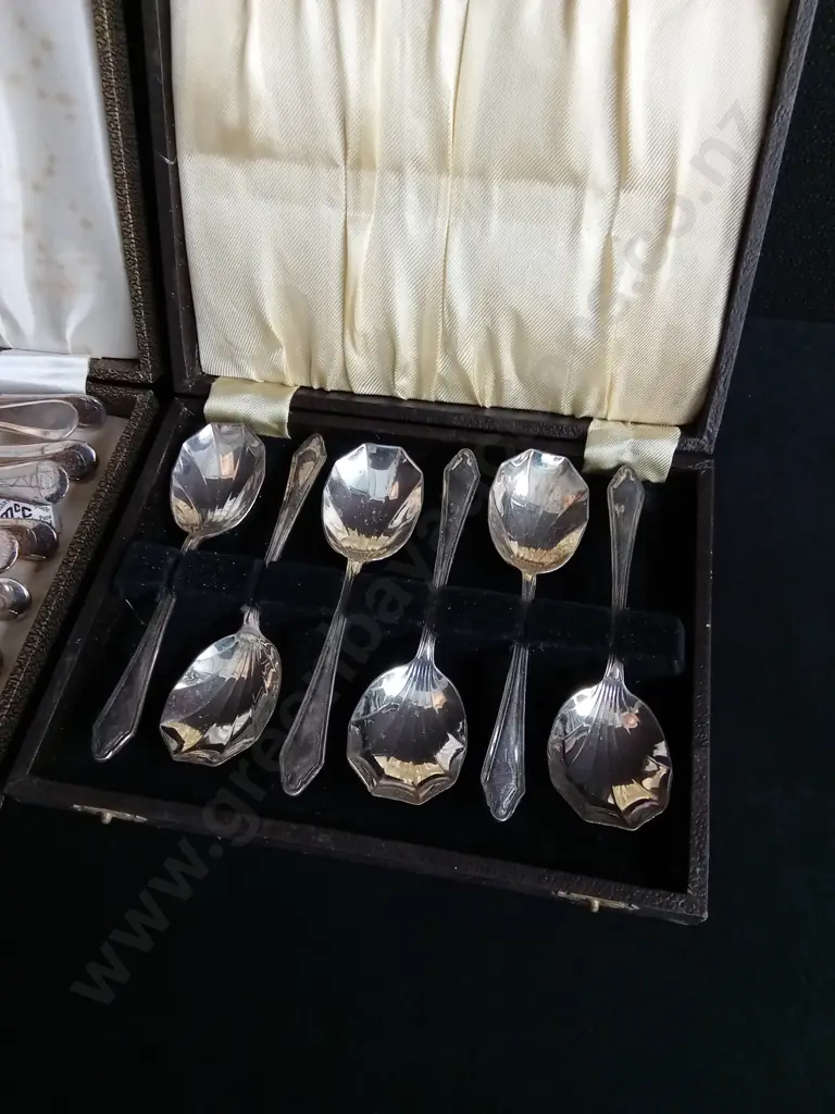 3 VINTAGE BOXED DUTLERY SETS, STAINLESS CHRONIUM PLATE AND EPNS FISH EATER SETS AND DESSERT SPOONS Image 1++