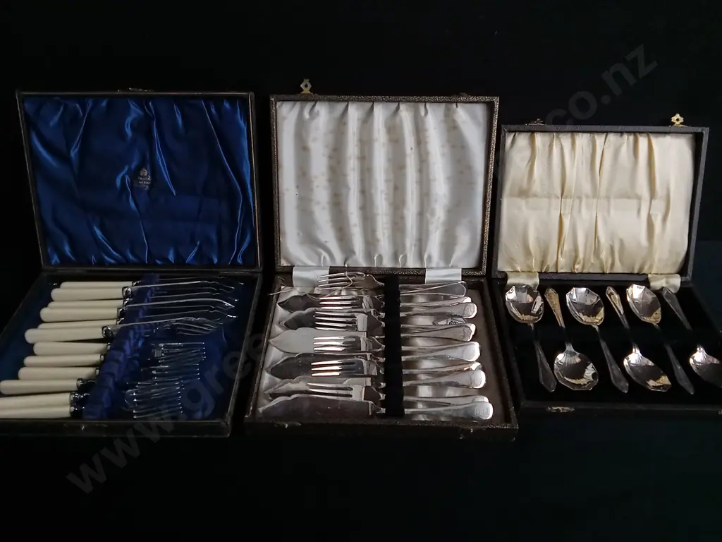 3 VINTAGE BOXED DUTLERY SETS, STAINLESS CHRONIUM PLATE AND EPNS FISH EATER SETS AND DESSERT SPOONS Image 1++