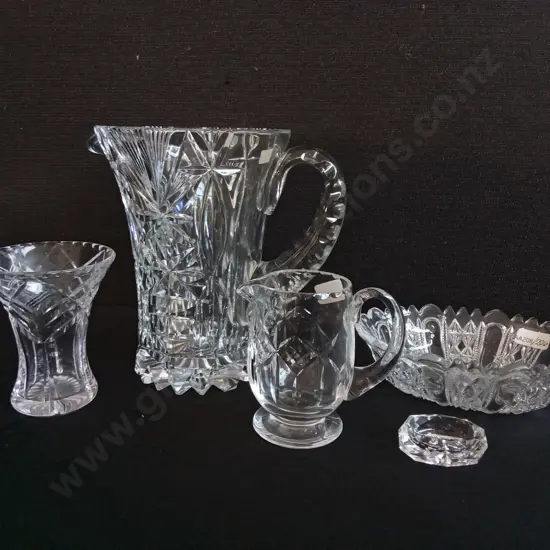 MIX OF GLASS ITEMS, INCLUDING A TUDOR ENGLAND BRITISH LEAD CRYSTAL