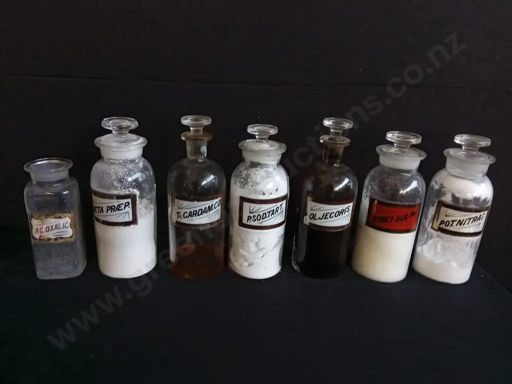 COLLECTION OF VINTAGE GLASS APOTHECARY BOTTLES Image 1++