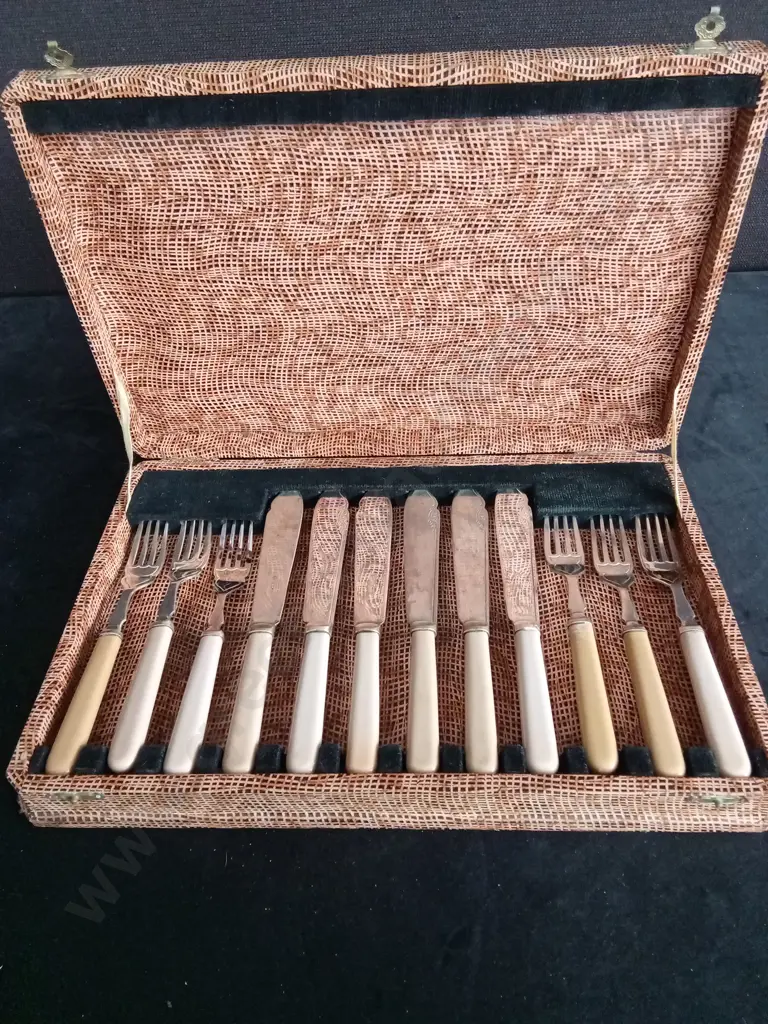 FISH CUTLERY SET WITH CREAM COLOURED HANDLE Image 1++