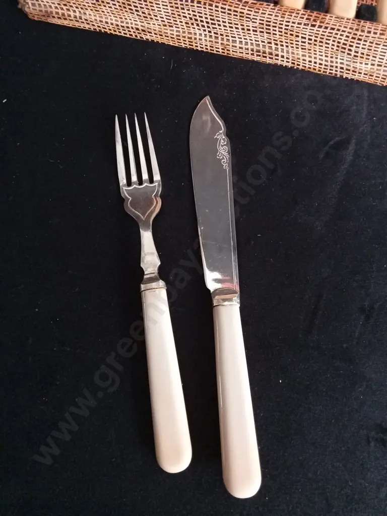 FISH CUTLERY SET WITH CREAM COLOURED HANDLE Image 1++