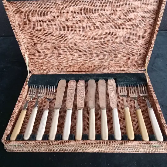 FISH CUTLERY SET WITH CREAM COLOURED HANDLE