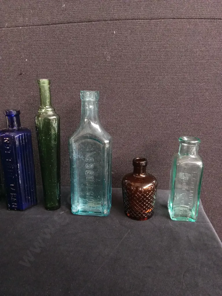 LOT OF 10 ANTIQUE GLASS BOTTLES, INCLUDING CHEMIST, PATENT MEDICINE AND COLOGNE Image 1++