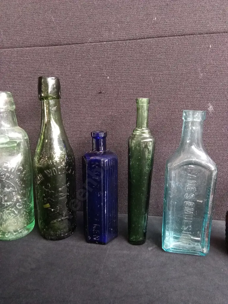 LOT OF 10 ANTIQUE GLASS BOTTLES, INCLUDING CHEMIST, PATENT MEDICINE AND COLOGNE Image 1++